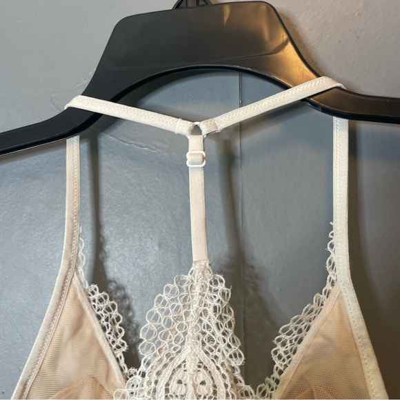 Victoria’s Secret White and Cream Lace front closure Bralette size xs - Picture 6 of 8